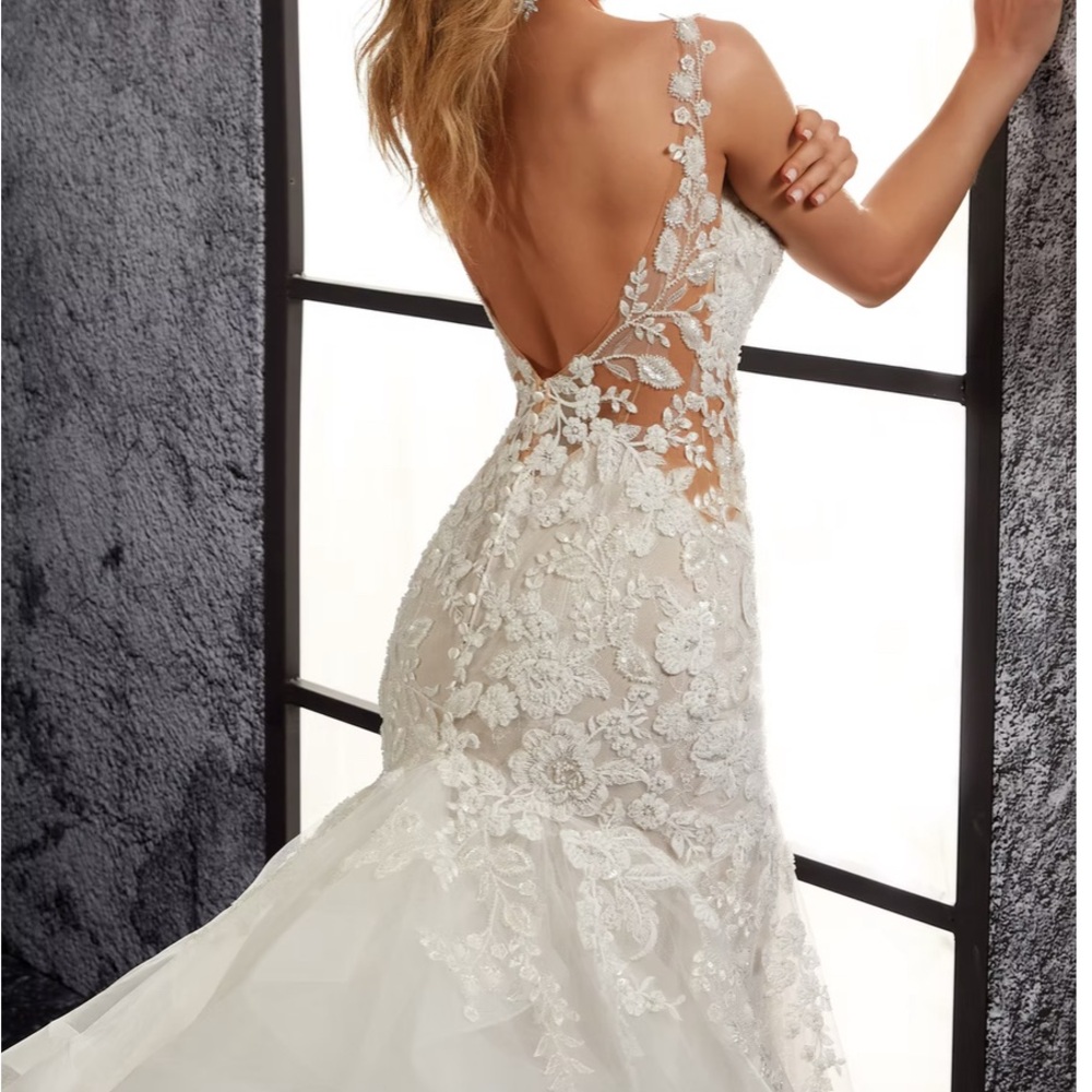 Elegant Lace Wedding Dress in Cream - Picture 2 of 5